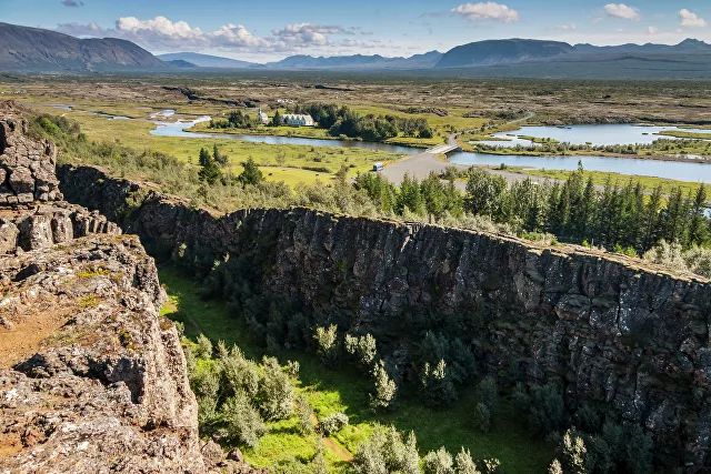 Долина Тингвеллир в Исландии — часть проходящего по поверхности разлом