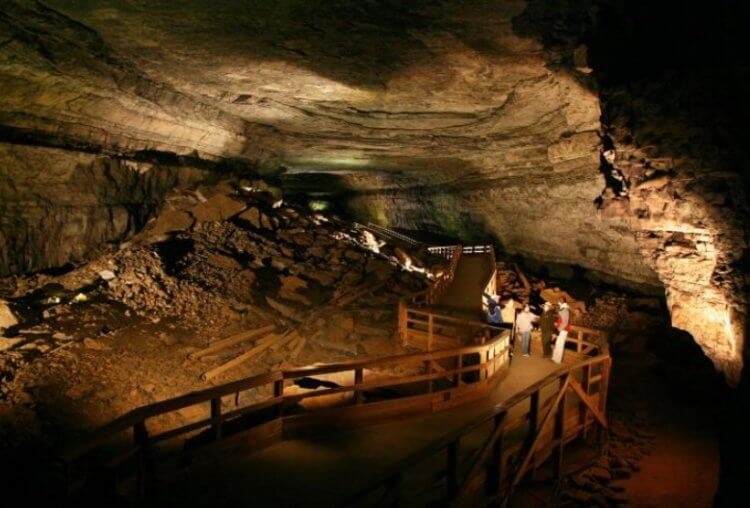 В мамонтовой пещеры построены мосты, чтобы туристам было легче ходить