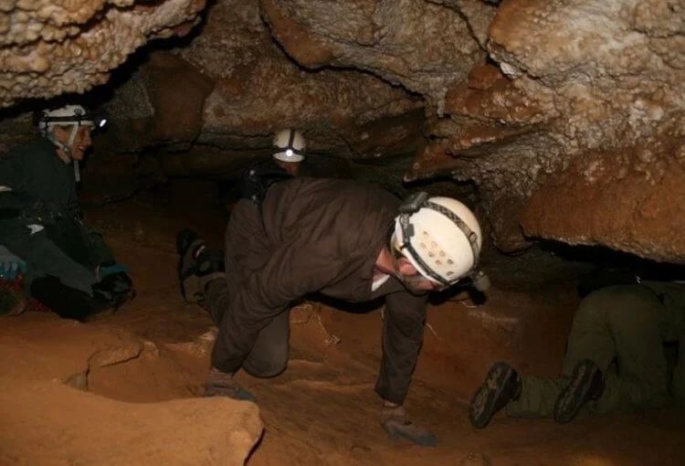 Исследователи мамонтовой пещеры вынуждены ползать в грязи и рисковать