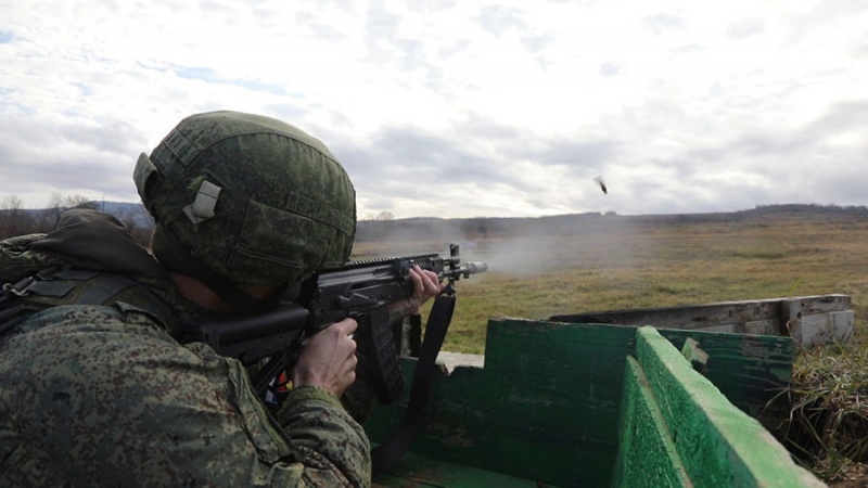 Военнослужащий ВС РФ на стрельбище
