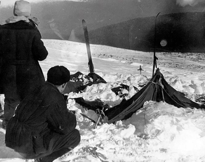 Известный снимок палатки дятловцев, сделанный спасателями в 1959 г.