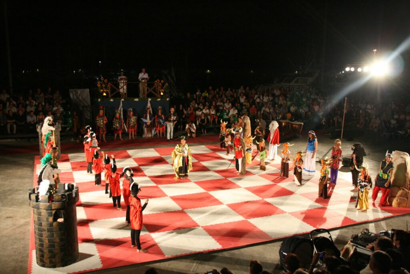 Игра в «живые шахматы», Испания, 2010.
