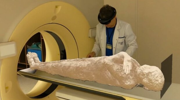 Сканирование мумии с помощью компьютерного томографа