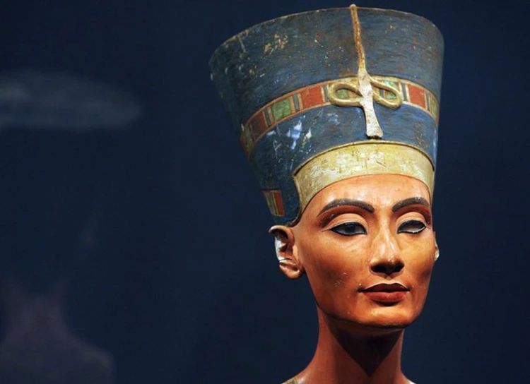 Бюст Нефертити, найденный немецкими археологами.
