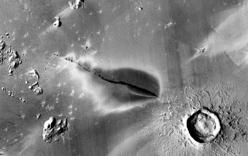 Отложения вокруг одной из борозд Цербера очень напоминают вулканически