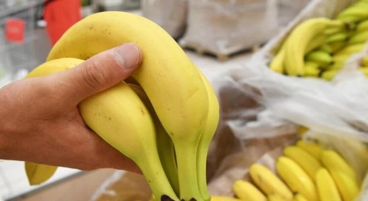 При употреблении бананов, в организм человека проникает радиоактивный