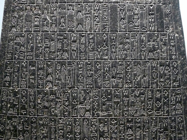 Большинство текстов на глиняных табличках написаны на аккадском языке