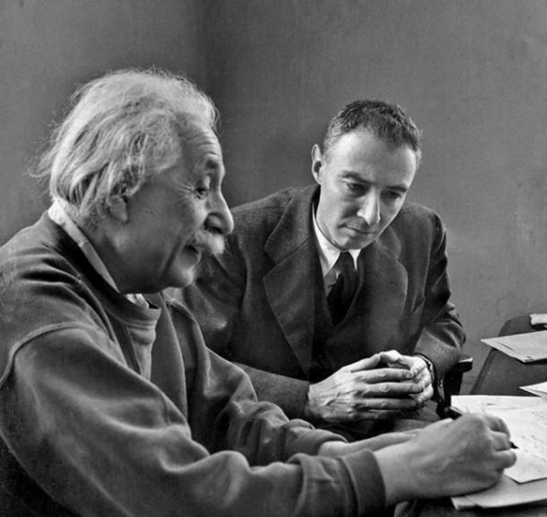 Альберт Эйнштейн и Роберт Оппенгеймер в 1947 году.