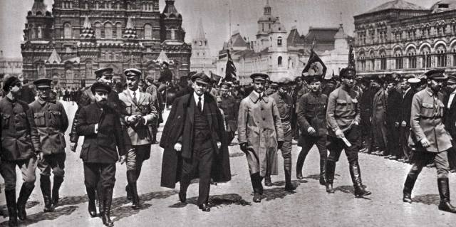 Почему правительство Ленина переехало в Москву из Петрограда?
