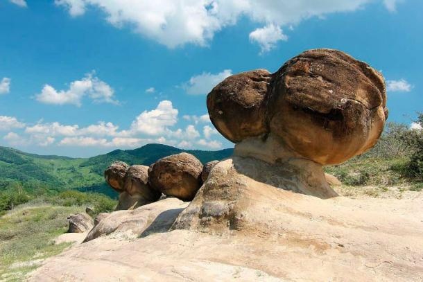 Загадочные трованты Румынии: Живые камни, которые растут и двигаются