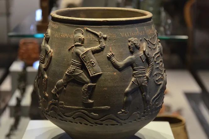 В Британии найдена ваза с изображением гладиаторских боев — по оценкам