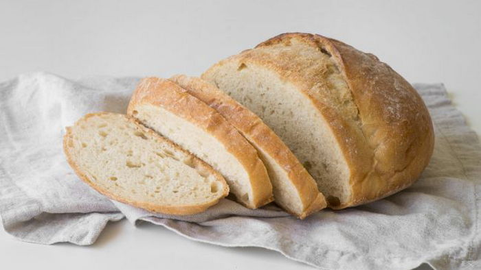 Не только выбрасывать: что запрещено делать с хлебом