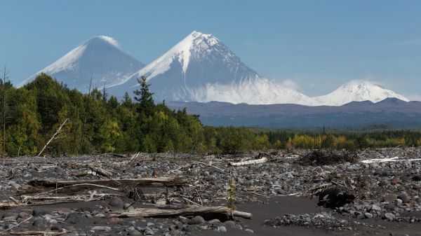 На вулкане Безымянный на Камчатке произошел третий выброс