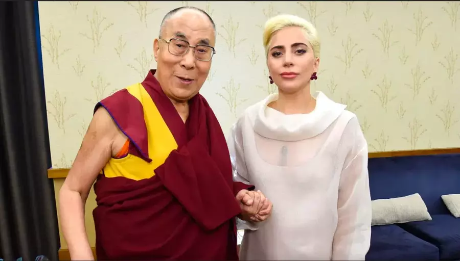 Далай-лама позирует для фотосессии со своей подругой Леди Гага