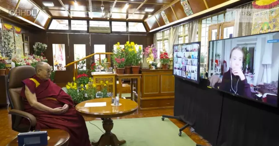 Его Святейшество Далай-лама во время видеозвонка с Гретой Тунберг