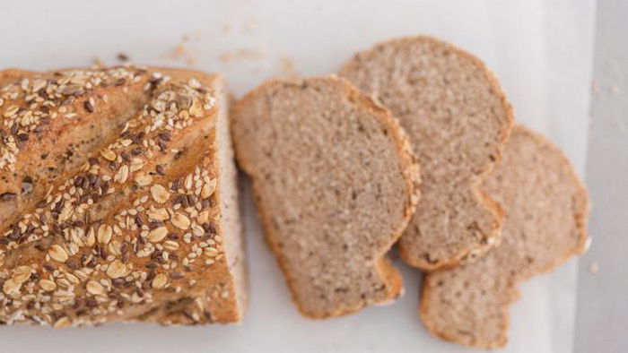 Почему нельзя убирать хлебные крошки со стола рукой: это следует знать
