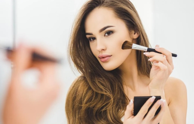 Секрет летнего макияжа: названы 3 правила нанесения косметики в жару