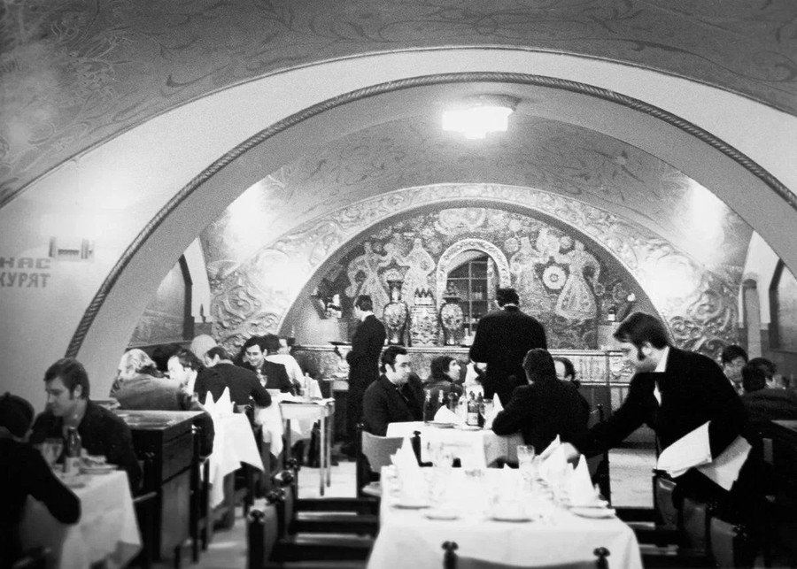 Во сколько обходился поход в ресторан в СССР, что было самым дорогим?