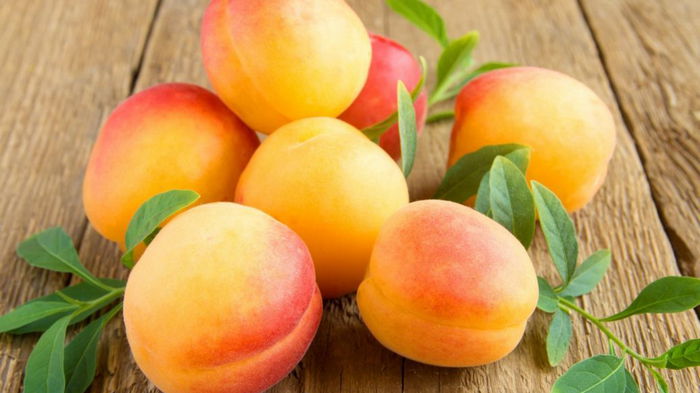 Как правильно заморозить абрикосы: целиком, половинками, с сахаром