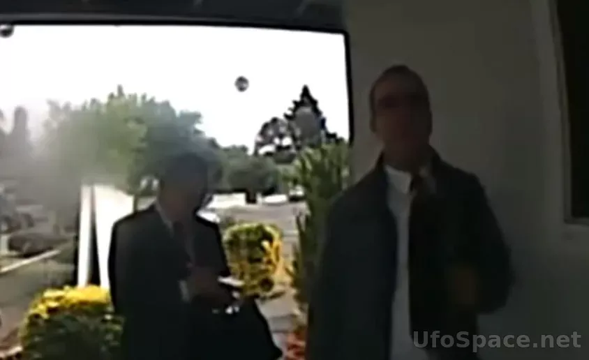 Люди в черном с шаром НЛО попали на запись камеры дверного звонка