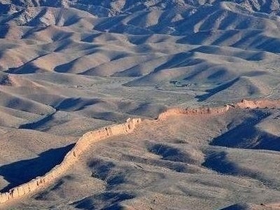 Стена Чингисхана: таинственное сооружение в пустыне Гоби