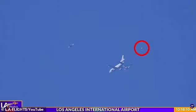 НЛО, пролетающий над самолетом Air Force One в аэропорту Лос-Анджелеса