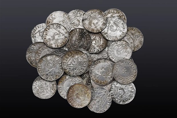 Двое кладоискателей нашли тысячелетние монеты