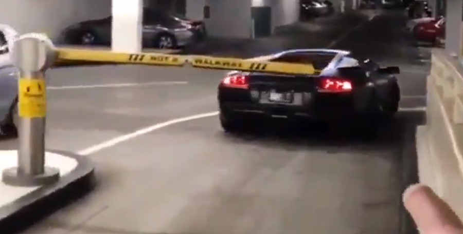 Вот почему владельцы Lamborghini богаты, они не платят за парковку!