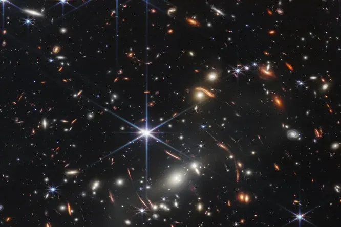 Это сияние далекой галактики Джеймс Уэбб