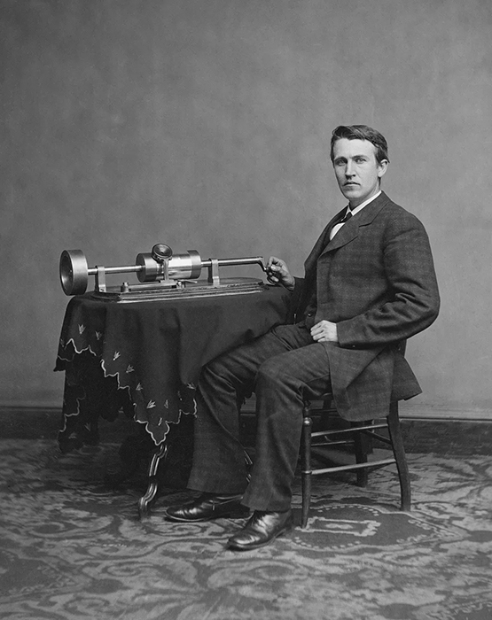 Никола Тесла в своей лаборатории в Колорадо-Спрингс около 1899 года.