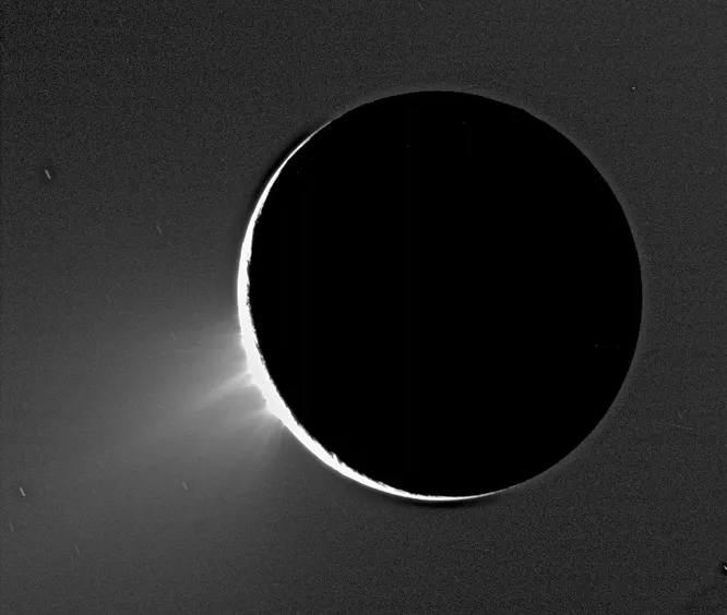 Струи вещества, бьющие из-под поверхности Энцелада. Снимок «Кассини»