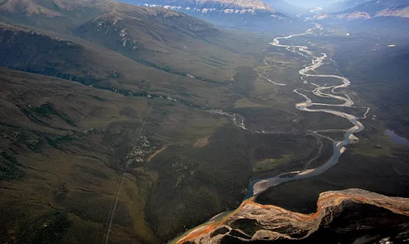 Почему реки Аляски становятся рыжими?