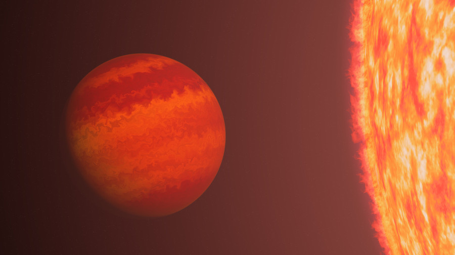 Концепция TIC365102760 b, прозванной Фениксом за способность выживать под интенсивным излучением красной звезды-гиганта с близкого расстояния.