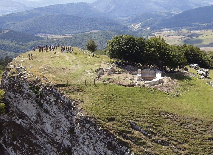 Вотивный алтарь, посвященный баскскому божеству Ларрахе, найден в средневековом колодце
