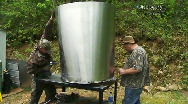 Самогонная тематика. Бутылка самогона. Гнать самогон. Деревенский самогонный аппарат. Вицин с самогоном.