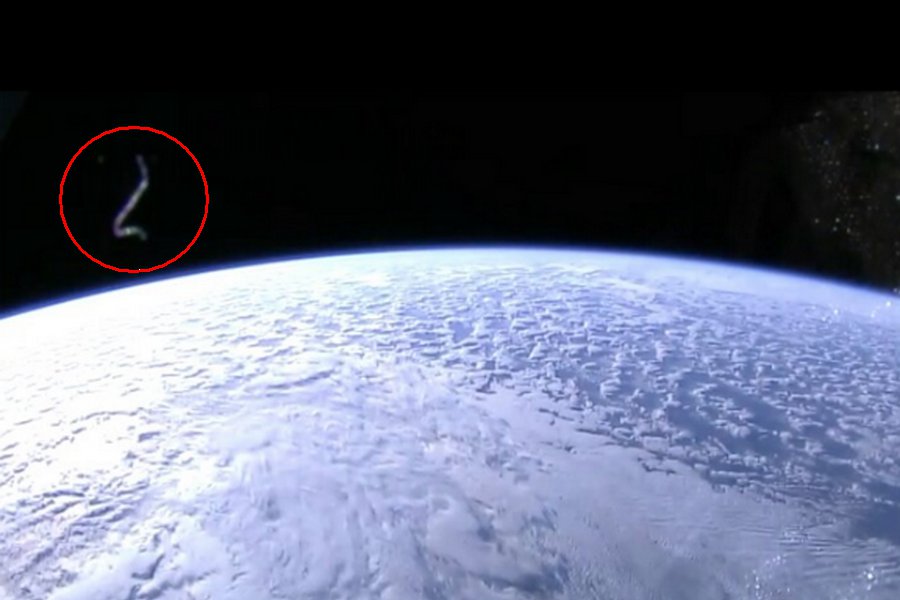Видеть в реальном времени. Снимки НЛО В космосе. НЛО У МКС. Инопланетяне на орбите земли. Неопознанные объекты на орбите.