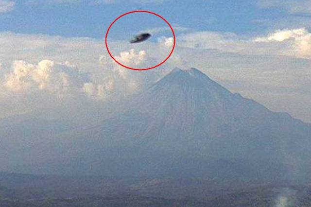 Над мексиканским вулканом Колима пронеслась летающая тарелка