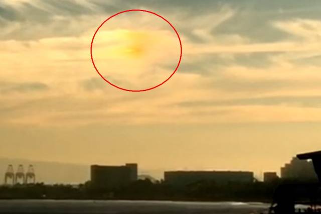 В Калифорнии наблюдали прямоугольный НЛО в светящейся сфере