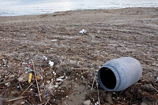 Пластиковый мусор на побережье Мёртвого моря.