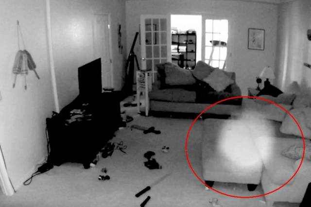 В Колорадо в подвале дома камера зафиксировала белый шар