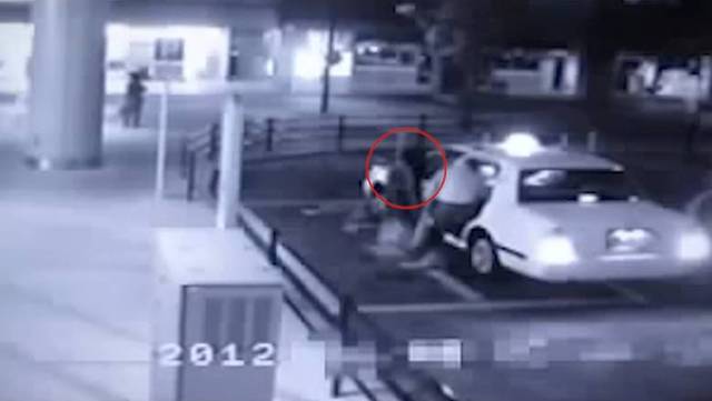 В сети обсуждают видео, где в такси пытается сесть призрак девушки