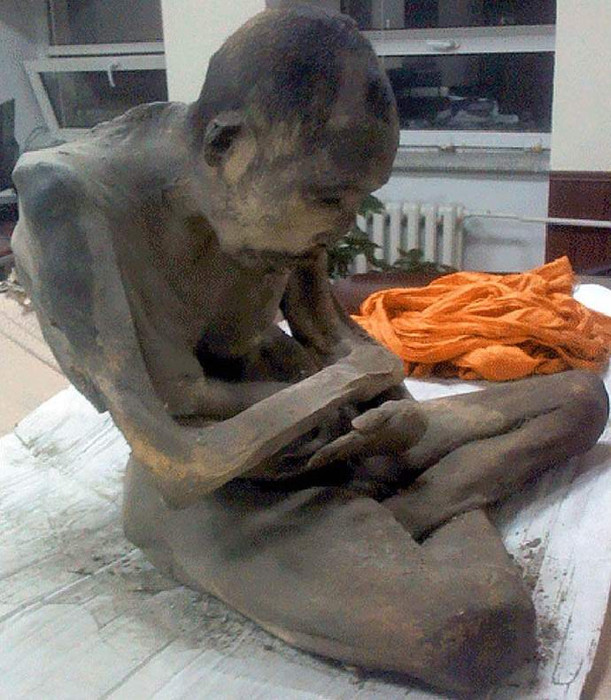 мумия монаха