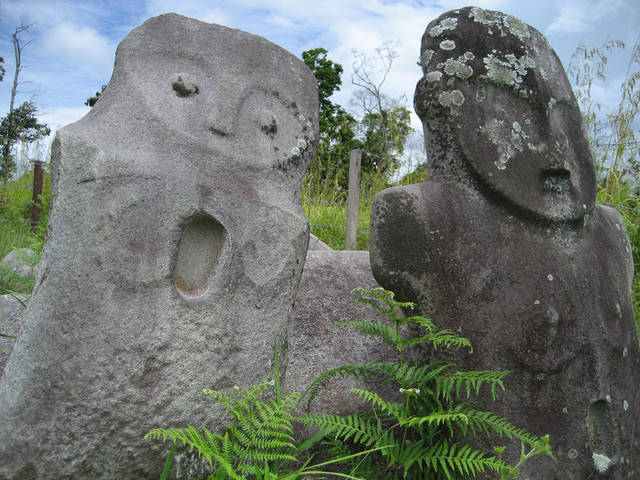 Необычные каменные истуканы Сулавеси