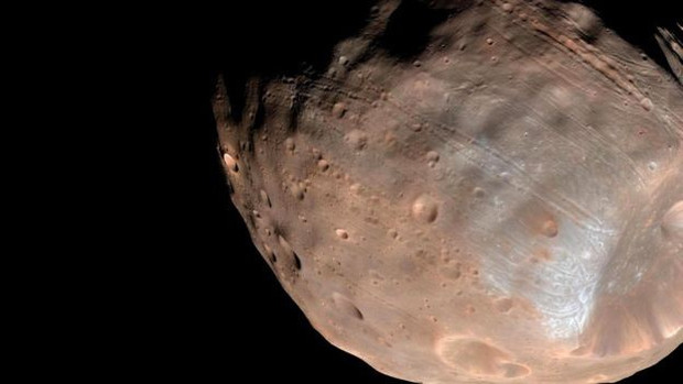 Фобос - один из двух спутников Марса