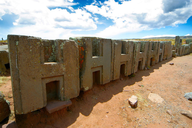 Кто создал каменные блоки Пума Пунку в Боливии?