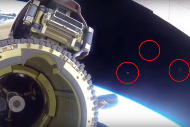 Веб-камера на борту МКС поймала три НЛО