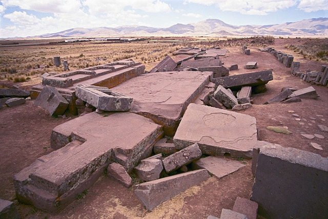 Кто создал каменные блоки Пума Пунку в Боливии?