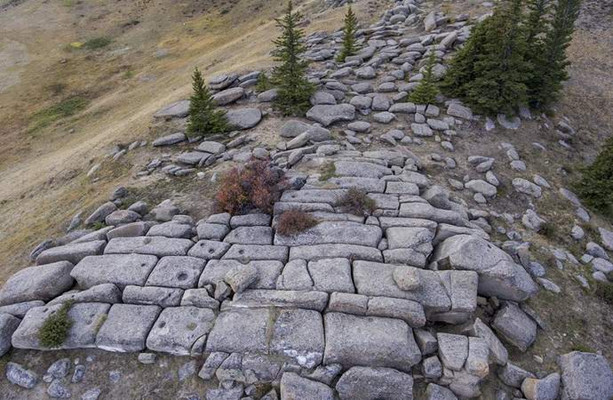 Загадочные «каменные полы» на канадских холмах