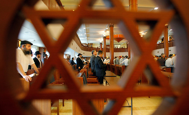 Евреи молятся в московском еврейском общинном центре