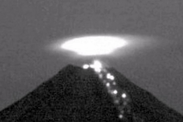 Над мексиканским вулканом Колима появился огромный НЛО